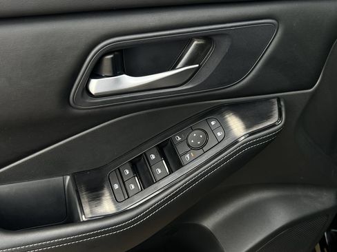 Certified 2025 Nissan Rogue SV FWD image 21