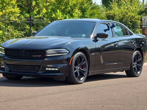 Used 2017 Dodge Charger R/T w/ Blacktop Package RWD image 8