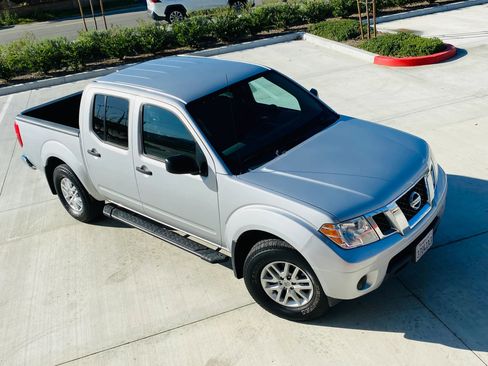 Used 2019 Nissan Frontier SV image 3