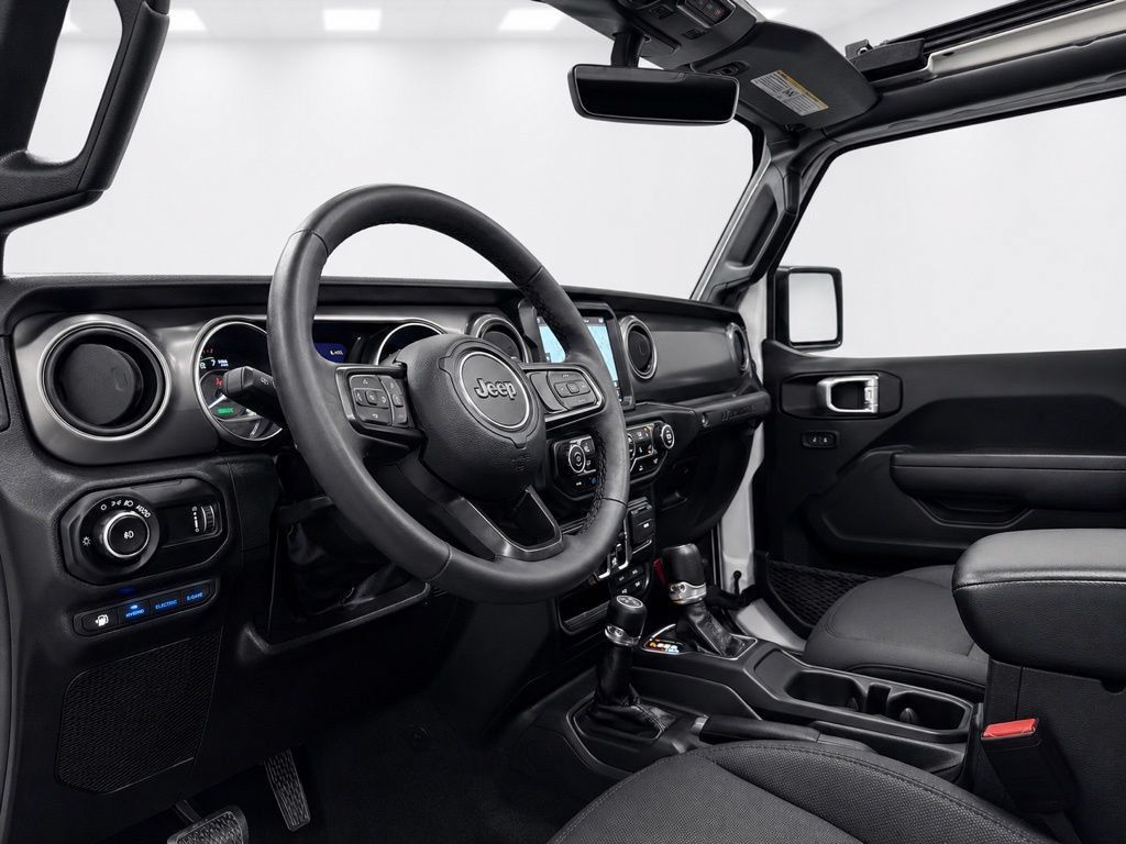 Used 2023 Jeep Wrangler Unlimited w/ Sun & Screen Package AWD/4WD image 18