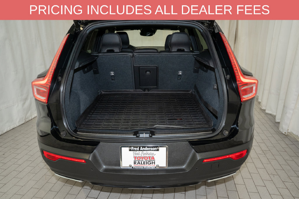 Used 2019 Volvo XC40 T4 R-Design FWD image 5