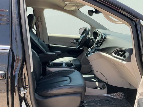 Used 2024 Chrysler Pacifica Touring-L FWD image 11