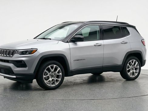 Used 2025 Jeep Compass Limited AWD/4WD image 3