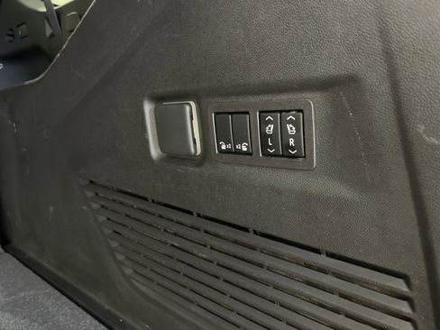 Used 2024 GMC Yukon XL SLT w/ SLT Luxury Package image 18