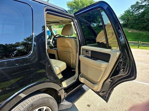 Used 2017 Ford Expedition XLT w/ Equipment Group 202A AWD/4WD image 29
