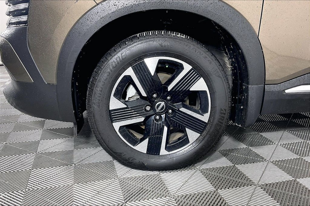Used 2025 Nissan Kicks SV AWD/4WD image 10