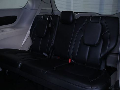 Used 2023 Chrysler Pacifica Touring-L image 16