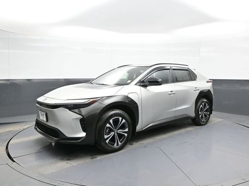 Used 2023 Toyota bZ4X XLE w/ Weather Package image 10