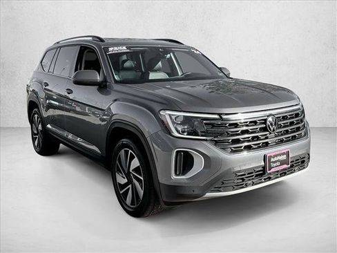 Used 2024 Volkswagen Atlas SE image 3