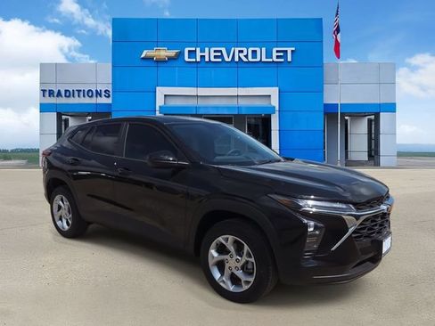 New 2026 Chevrolet Trax LS w/ LS Convenience Package FWD image 2