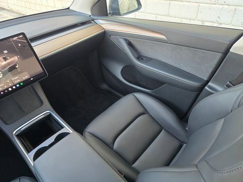 Used 2024 Tesla Model Y 2WD image 23