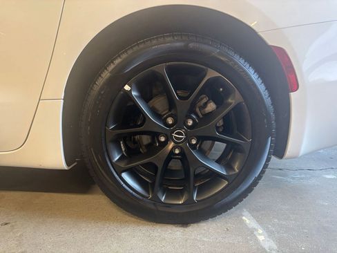 Used 2025 Chrysler Pacifica Limited image 32