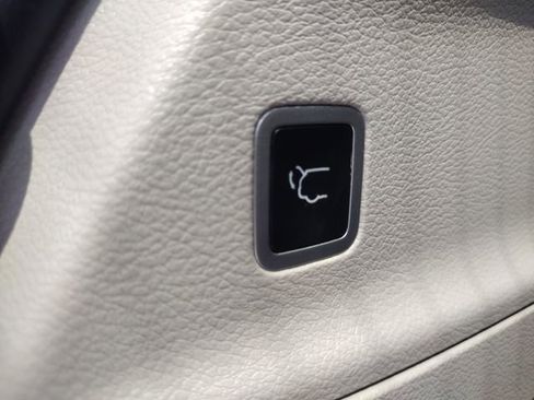 Used 2024 Chrysler Pacifica Touring-L image 45