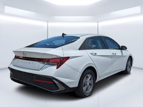 New 2026 Hyundai Elantra SE FWD image 3