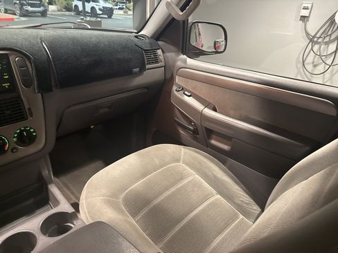 Used 2004 Ford Explorer XLT image 17