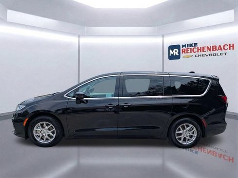 Used 2024 Chrysler Pacifica Touring-L FWD image 7