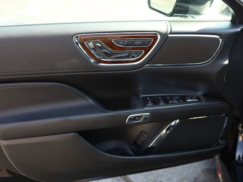 Used 2019 Lincoln Continental Select w/ Continental Climate Package image 12