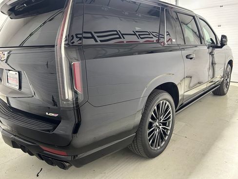 Used 2023 Cadillac Escalade ESV V AWD/4WD image 7