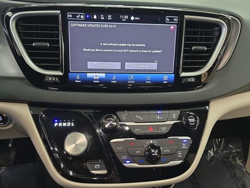 Certified 2024 Chrysler Pacifica Touring-L FWD image 22