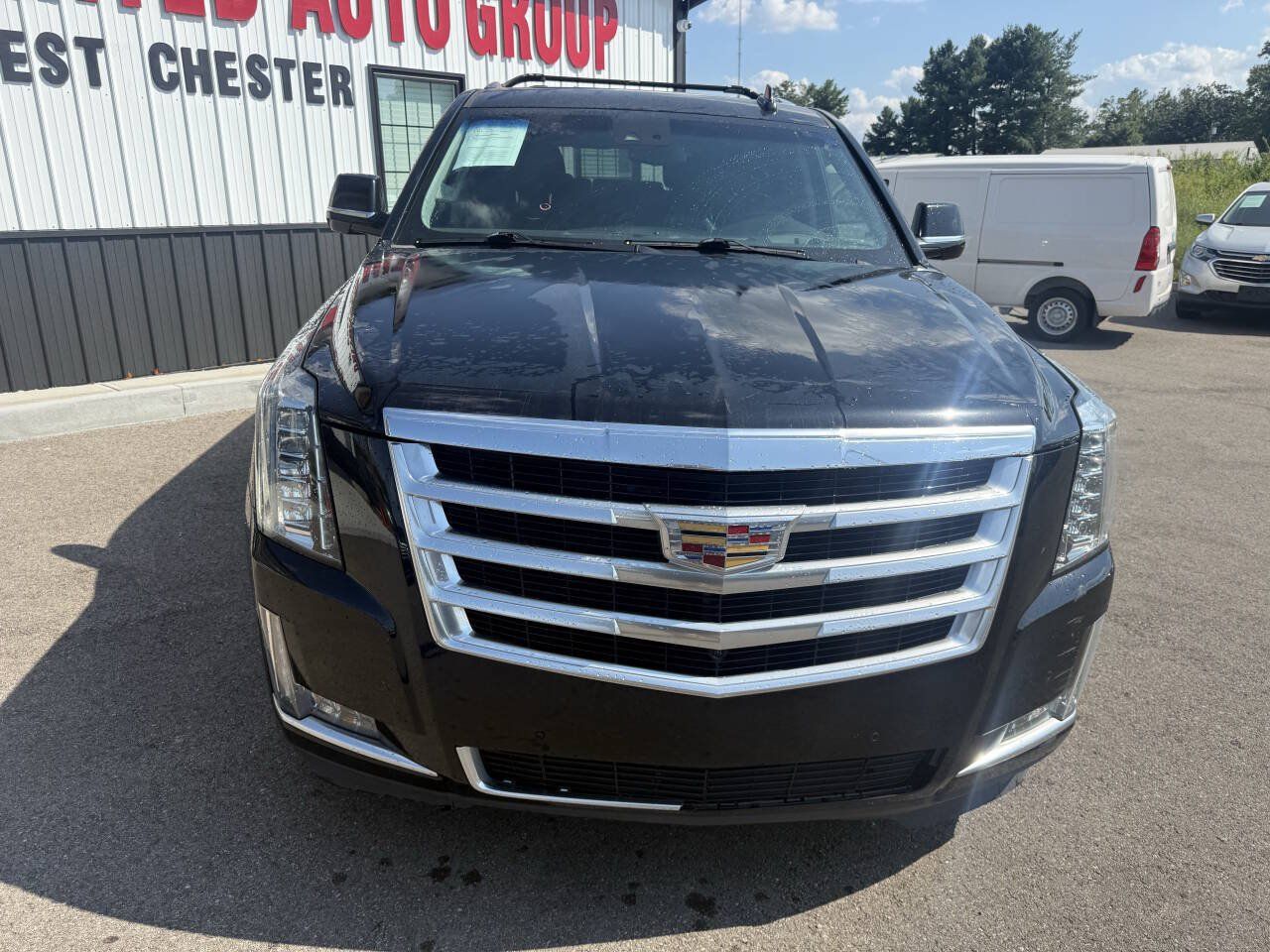 Used 2017 Cadillac Escalade Luxury AWD/4WD image 3