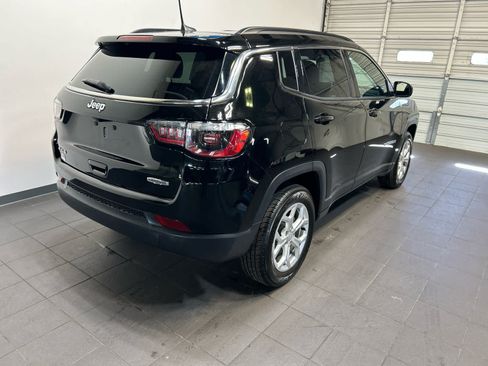 Used 2024 Jeep Compass Latitude AWD/4WD image 3