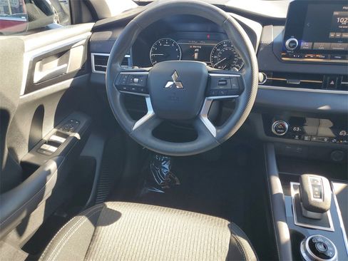 Used 2024 Mitsubishi Outlander ES image 17