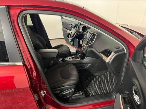 Used 2017 Jeep Cherokee Latitude w/ Cold Weather Group AWD/4WD image 26