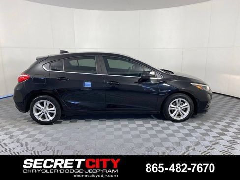 Used 2018 Chevrolet Cruze LT w/ Convenience Package FWD image 8