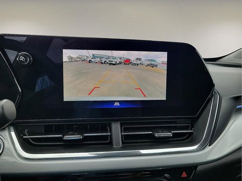 Used 2025 Chevrolet Trax LT w/ LT Convenience Package image 16
