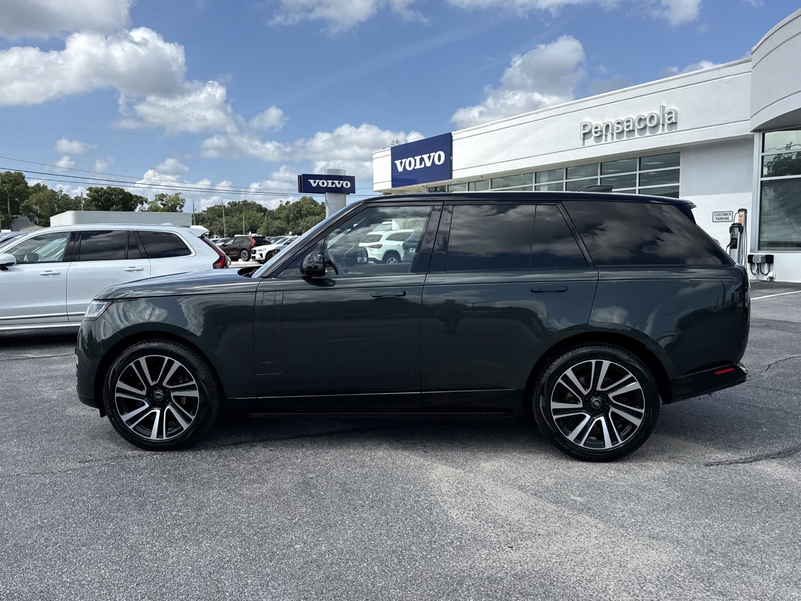 Used 2023 Land Rover Range Rover SE AWD/4WD image 2