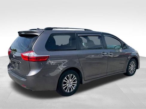 Used 2019 Toyota Sienna XLE FWD image 6