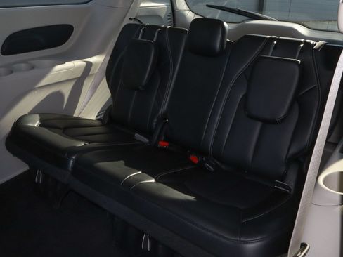 Used 2024 Chrysler Pacifica Touring-L FWD image 9