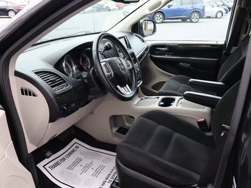 Used 2016 Dodge Grand Caravan SXT w/ UConnect Hands-Free Group FWD image 6