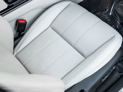 Used 2022 Land Rover Range Rover Velar R-Dynamic S image 28