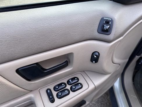 Used 2004 Ford Taurus SE image 16