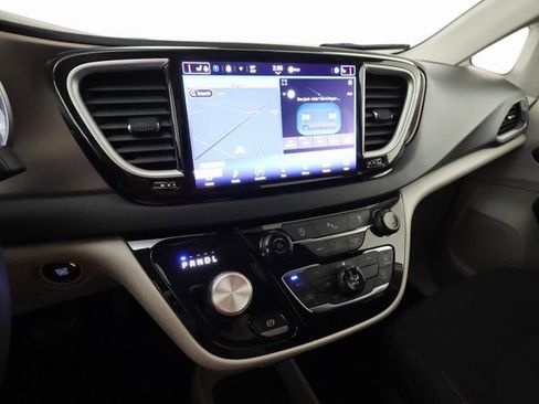 Used 2022 Chrysler Voyager LX image 18