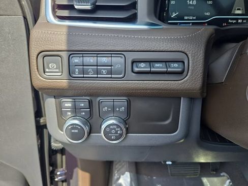Used 2022 GMC Yukon Denali AWD/4WD image 17