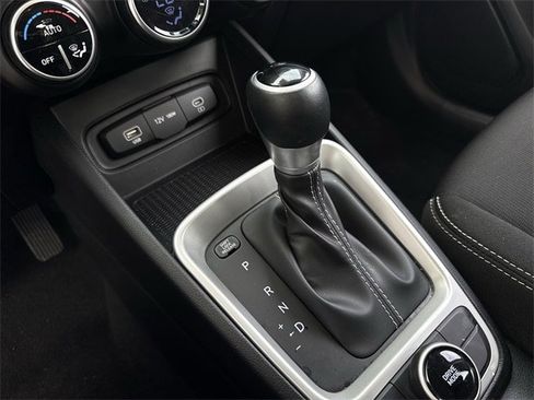 Used 2025 Hyundai Venue SEL image 18