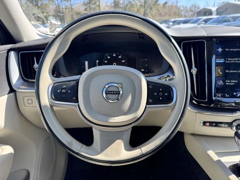 Used 2018 Volvo XC60 T5 Momentum w/ Vision Package image 10
