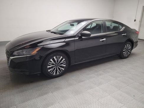 Used 2025 Nissan Altima 2.5 SV FWD image 2