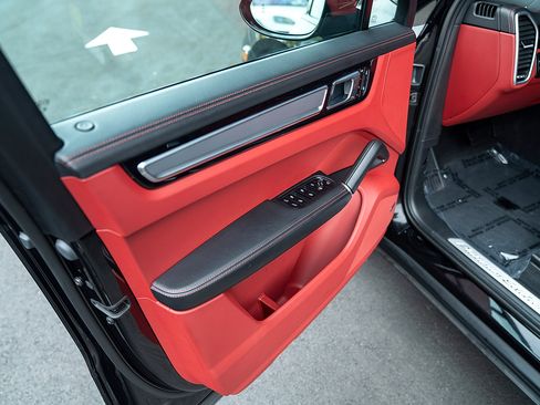 Certified 2022 Porsche Cayenne Platinum Edition image 15