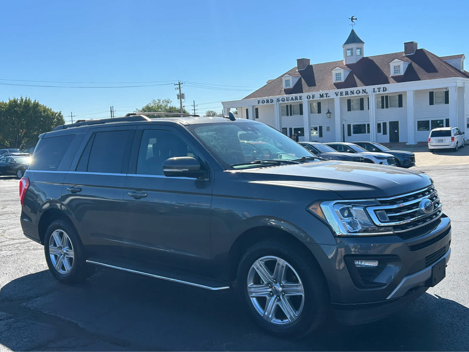 Used 2019 Ford Expedition XLT w/ Equipment Group 202A AWD/4WD image 3