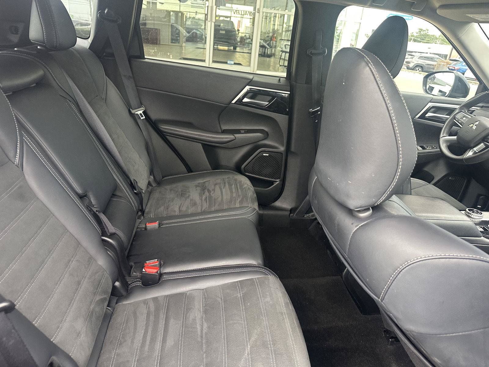 Used 2025 Mitsubishi Outlander AWD image 25