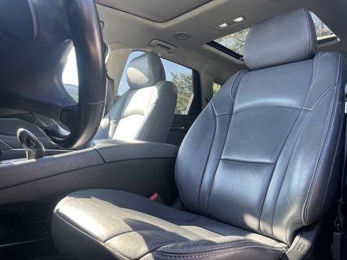 Used 2019 Buick Enclave Essence image 2