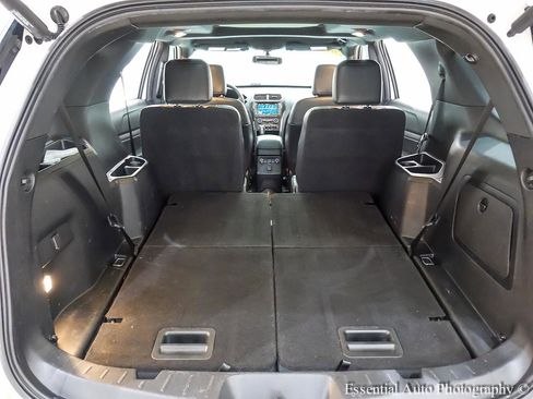 Used 2018 Ford Explorer XLT w/ Equipment Group 202A image 30