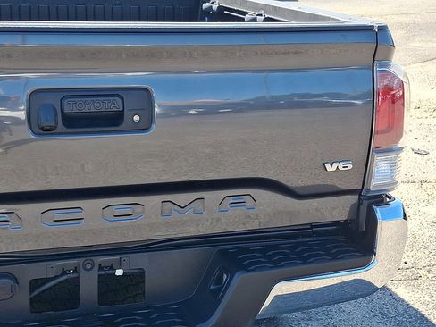 Used 2022 Toyota Tacoma TRD Off-Road AWD/4WD image 17