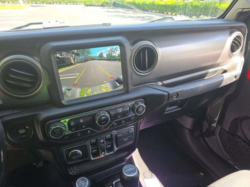 Used 2021 Jeep Gladiator Willys AWD/4WD image 6