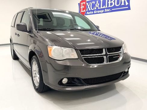 Used 2019 Dodge Grand Caravan SXT image 3