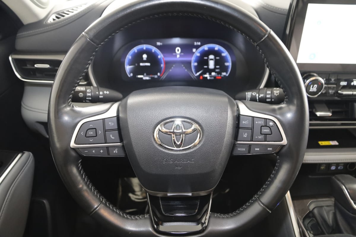 Used 2023 Toyota Highlander Limited AWD/4WD image 37