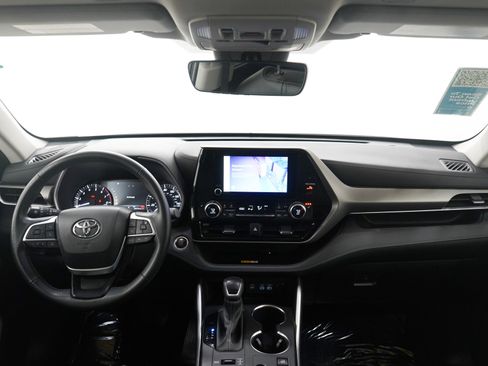 Used 2024 Toyota Highlander XLE image 16